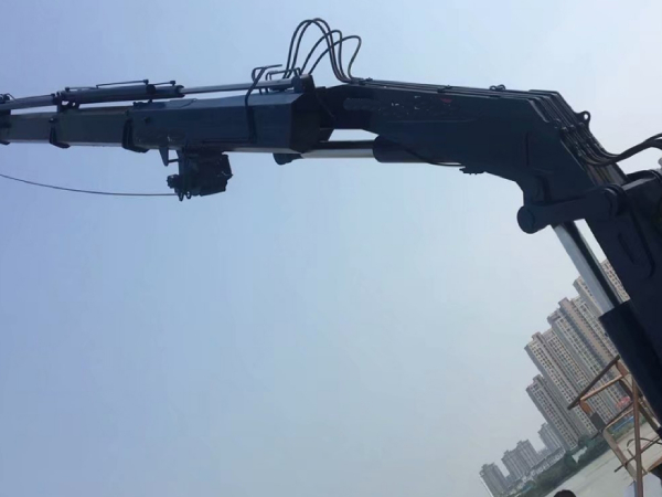 船用折臂吊如何適應不同船體結(jié)構(gòu)？安裝有何要求？